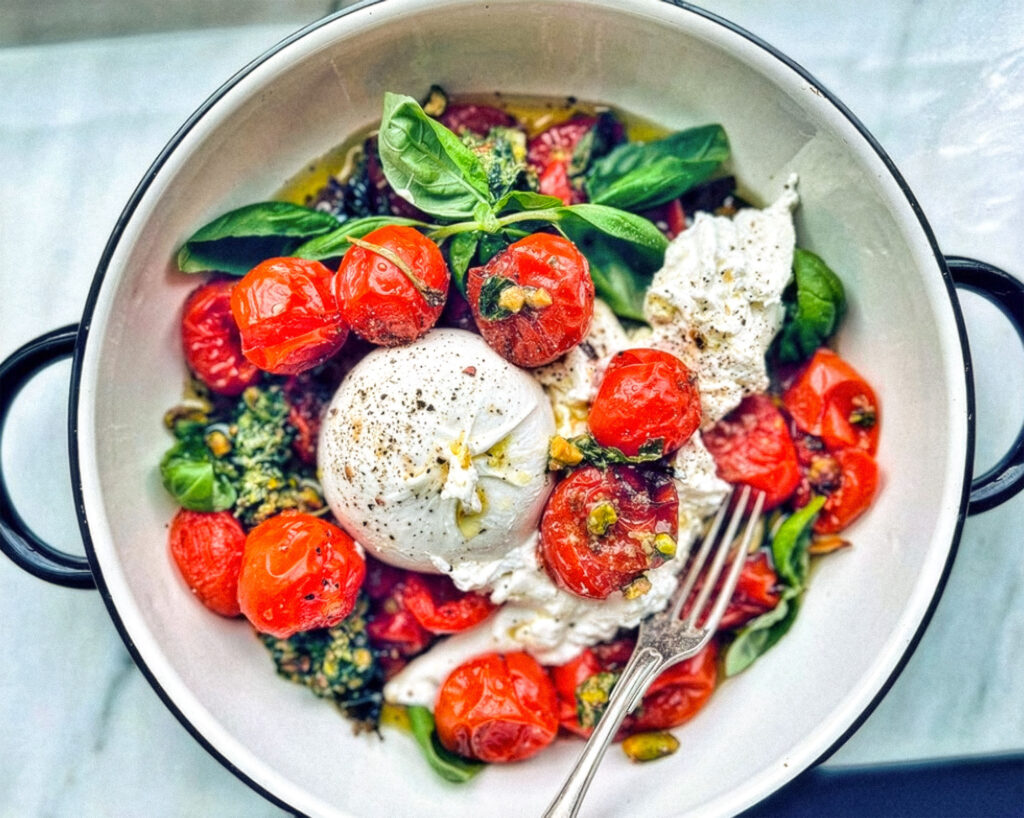 Ugnsrostade tomater med burrata och rostade mandlar