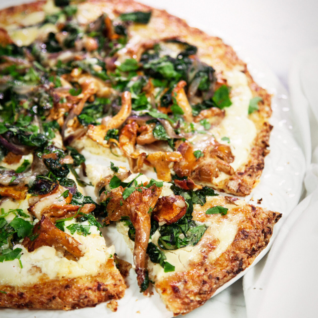 Blomkålspizza med västerbottensost och smörstekta kantareller