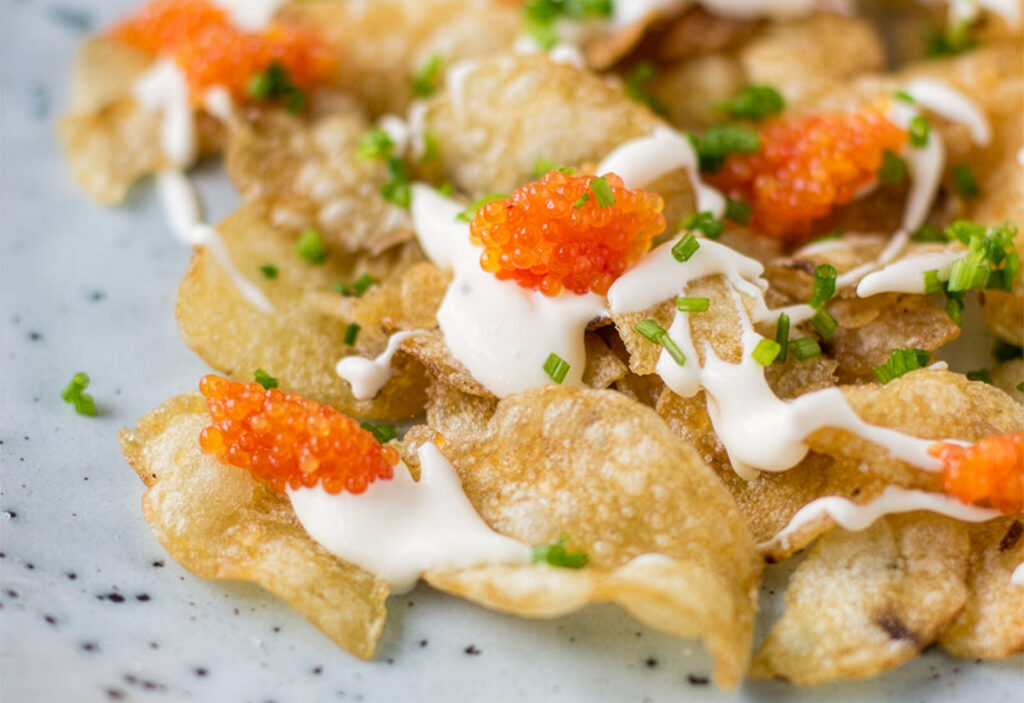 Salta chips med löjrom och creme fraiche
