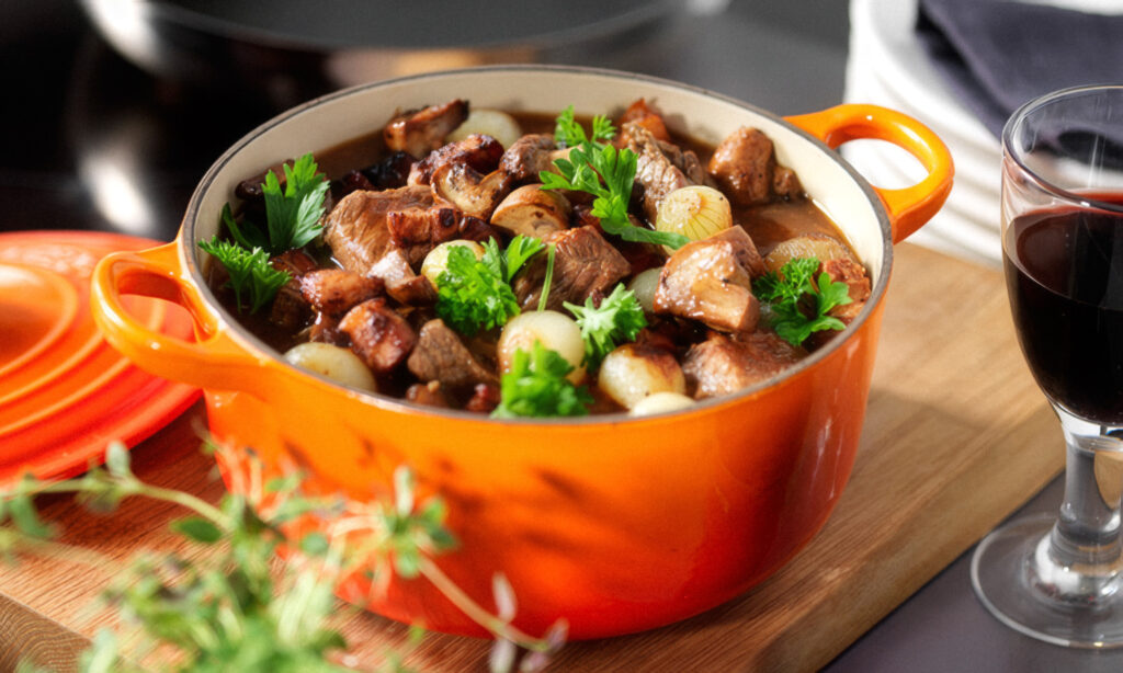Klassisk Boeuf Bourguignon med champinjoner och smålök