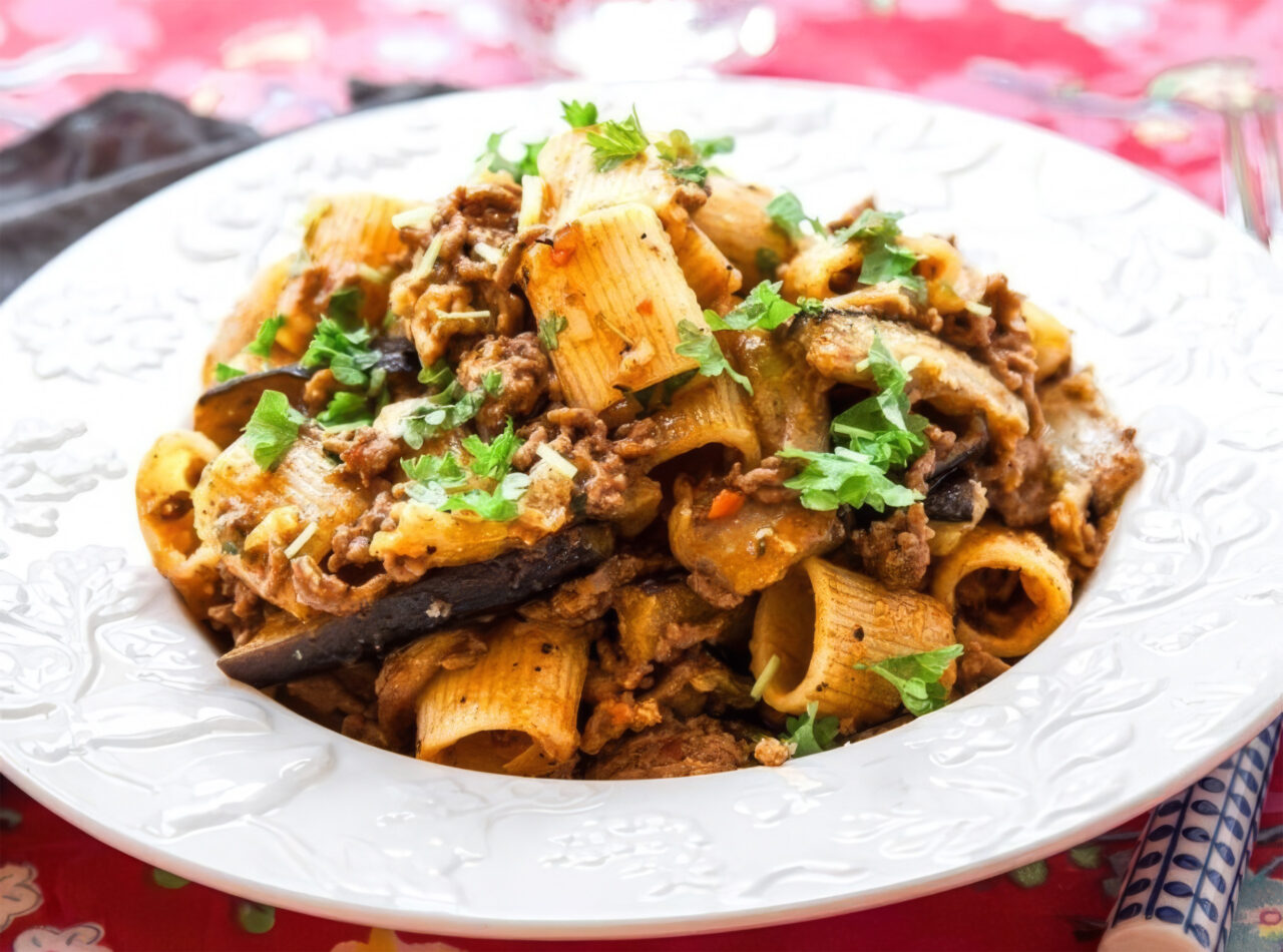 Pasta med nötfärsragu och vitlöksstekt aubergine
