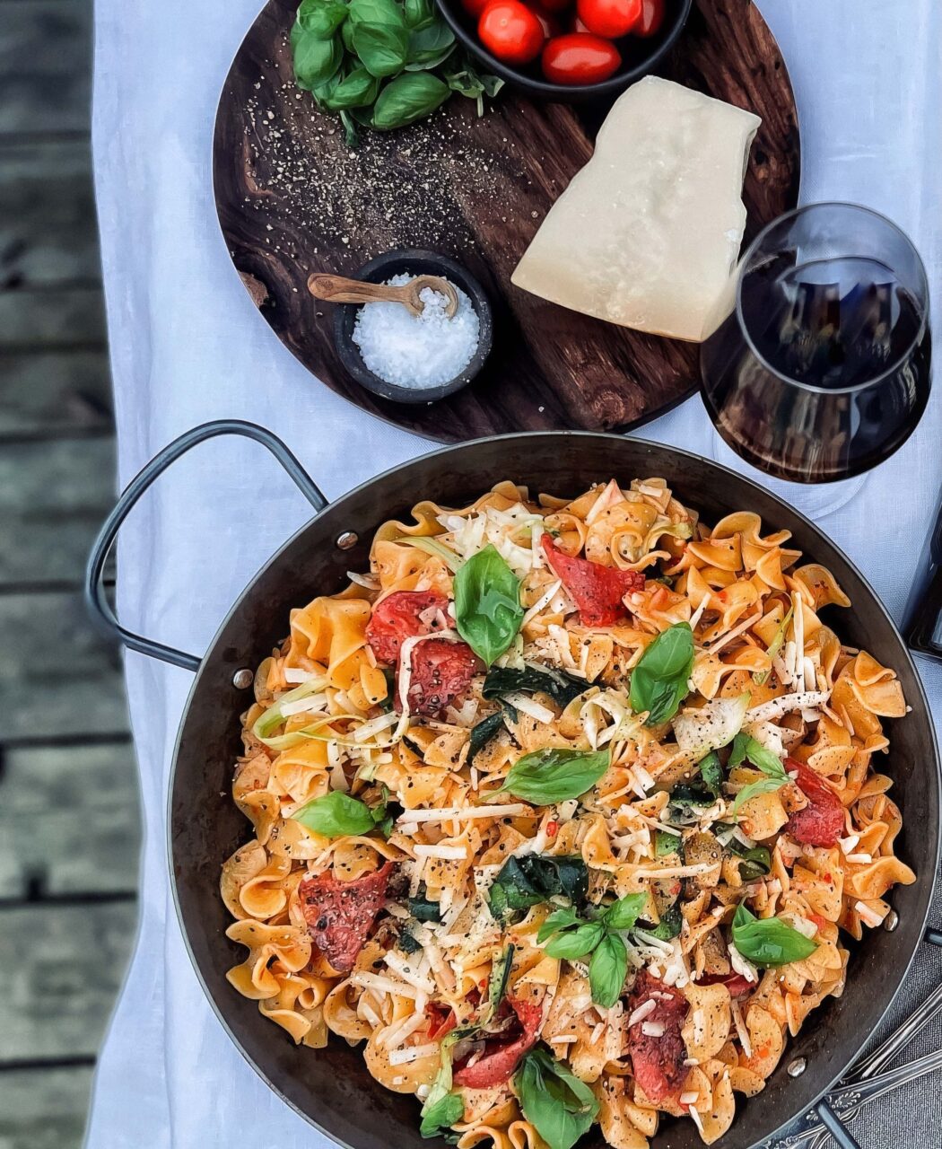 Pappardini med chilipesto och salami