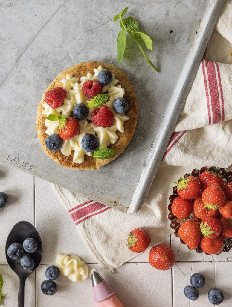 Pita-pizza med färskost, kanel och bär