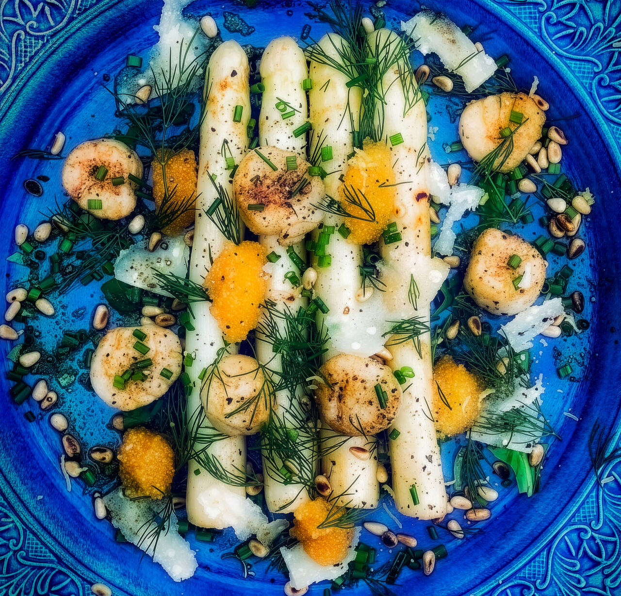 Vit Sparris med halstrade pilgrimsmusslor, löjrom, brynt smör, parmesan och pinjenötter